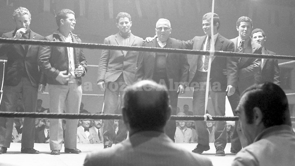 Antonio Bisbal, rodeado de sus hijos y de sus familiares, la noche en la que fue condecorado con la medalla al mérito pugilístico. Era el año 1972.