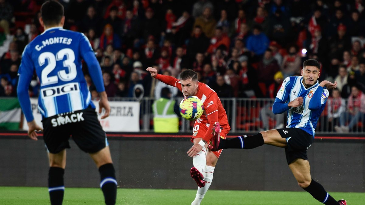 Adri Embarba chutando a puerta en el partido del viernes contra el Espanyol.