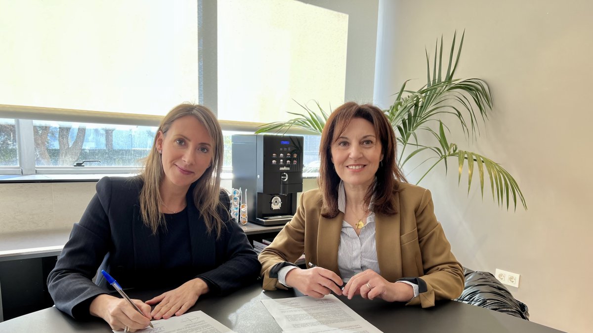 Firma del convenio entre la AECC y Cosentino.