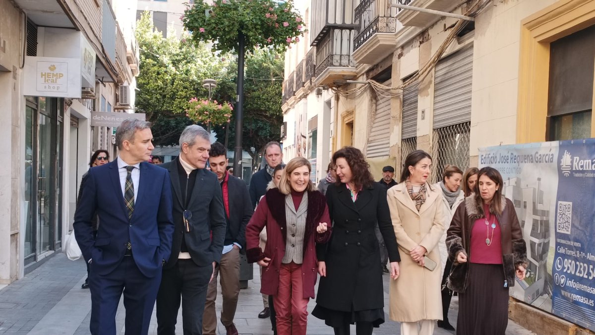 Un momento del paseo de la consejera y la alcaldesa por los comercios de Almería.