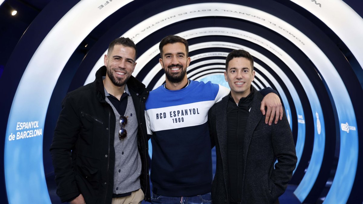 Álvaro Domínguez (izquierda), en la puesta de largo de Fernando Pacheco con el Espanyol.