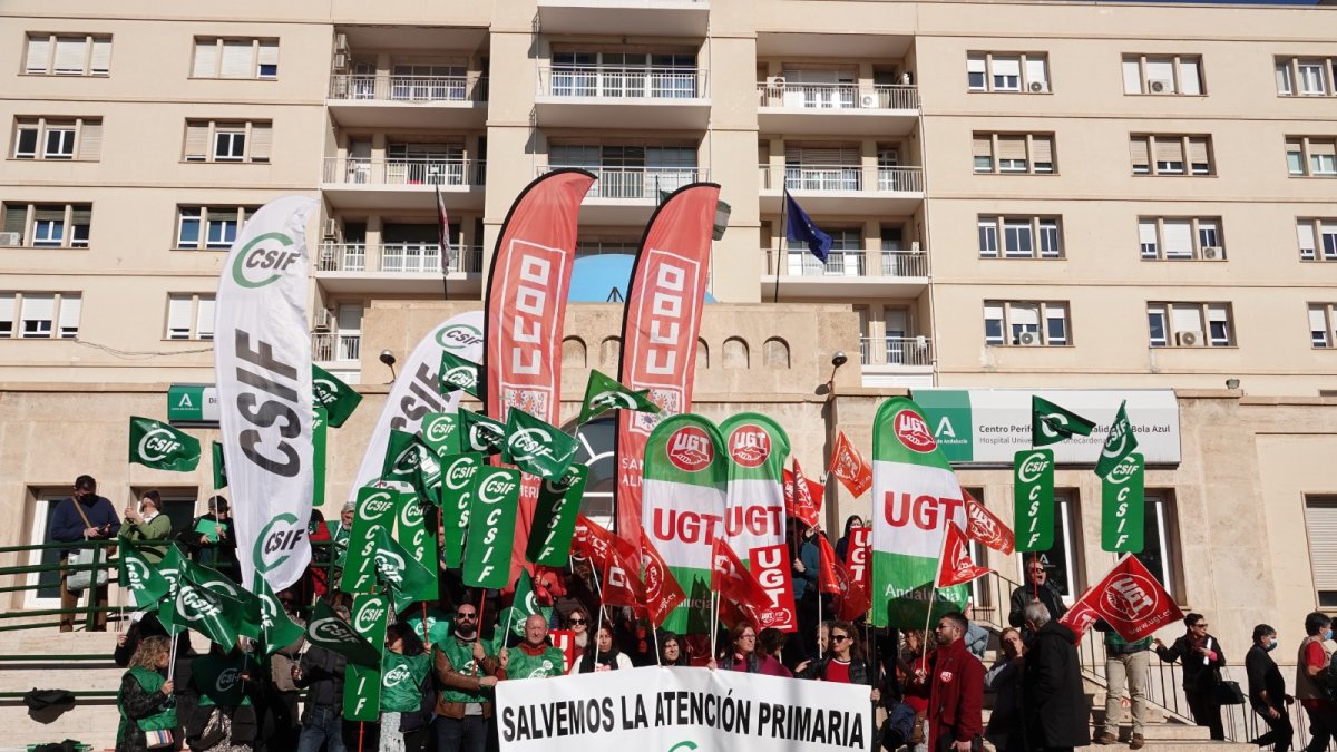 Representantes de CSIF, UGT y CCOO ante la Bola Azul, este jueves.