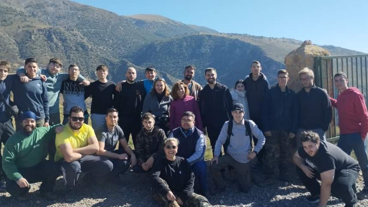 Alumnos que participaron en el ensayo de reforestación en la Sierra de Gádor la pasada semana.
