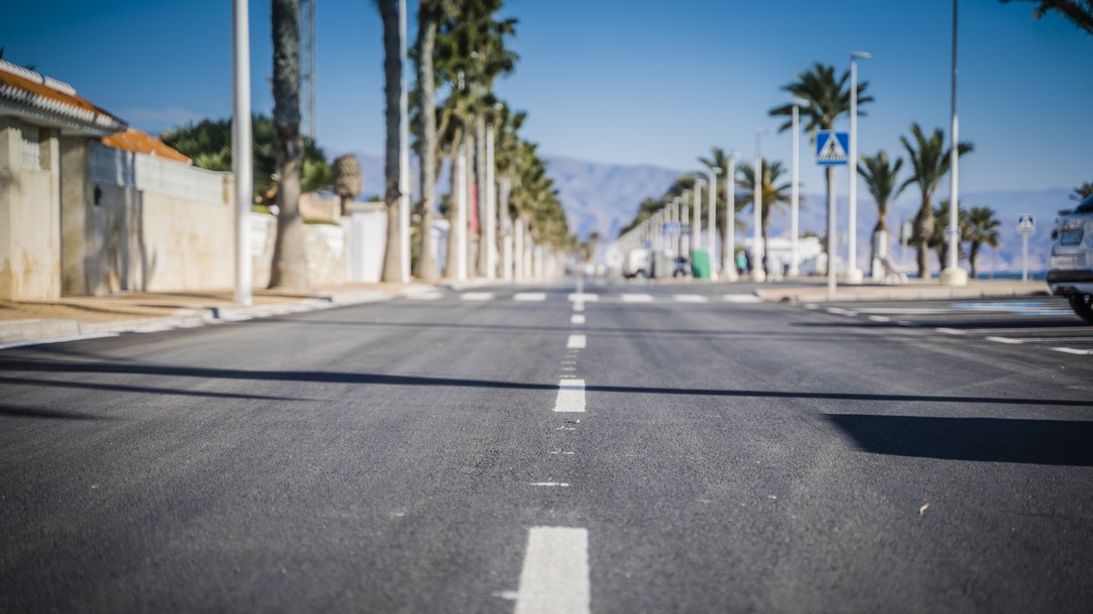 Recién renovado pavimento en el Paseo del Mar de \'La Urba\' de Roquetas.