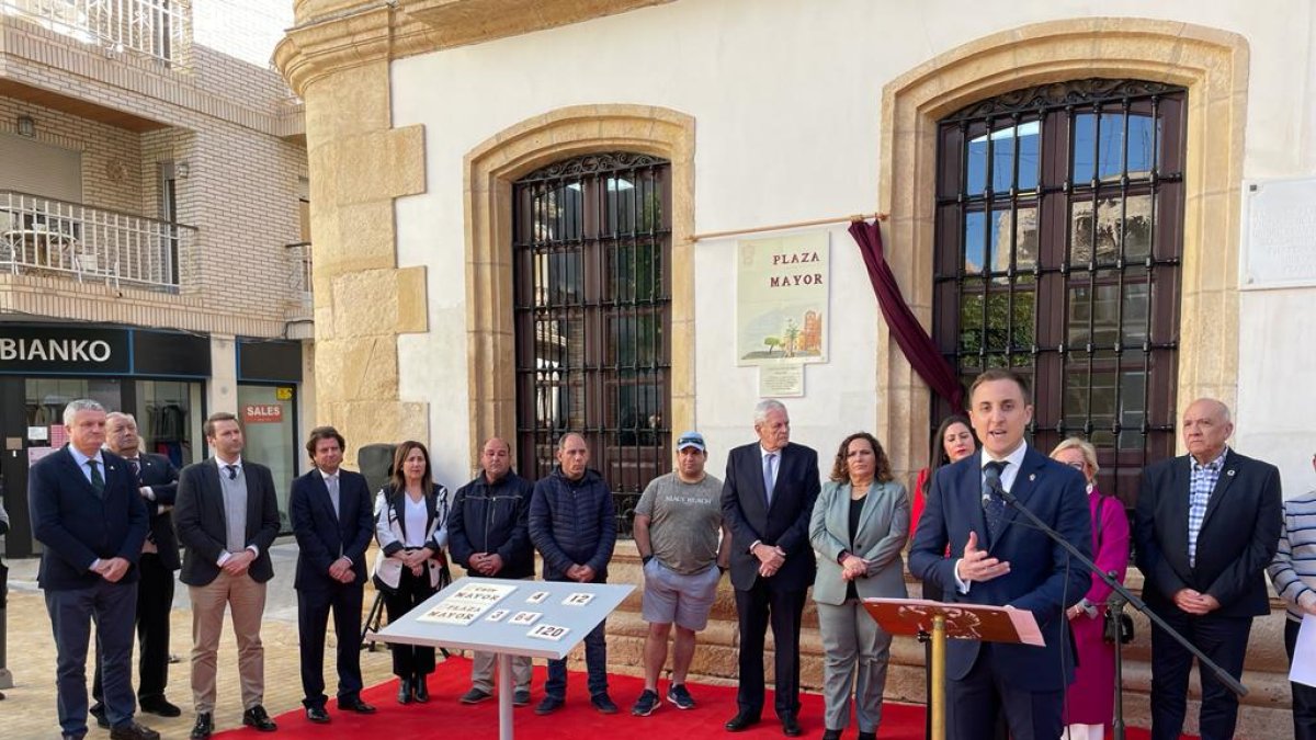 Acto de presentación de las nuevas placas de las calles de Vera, realizadas por Asprodalba.