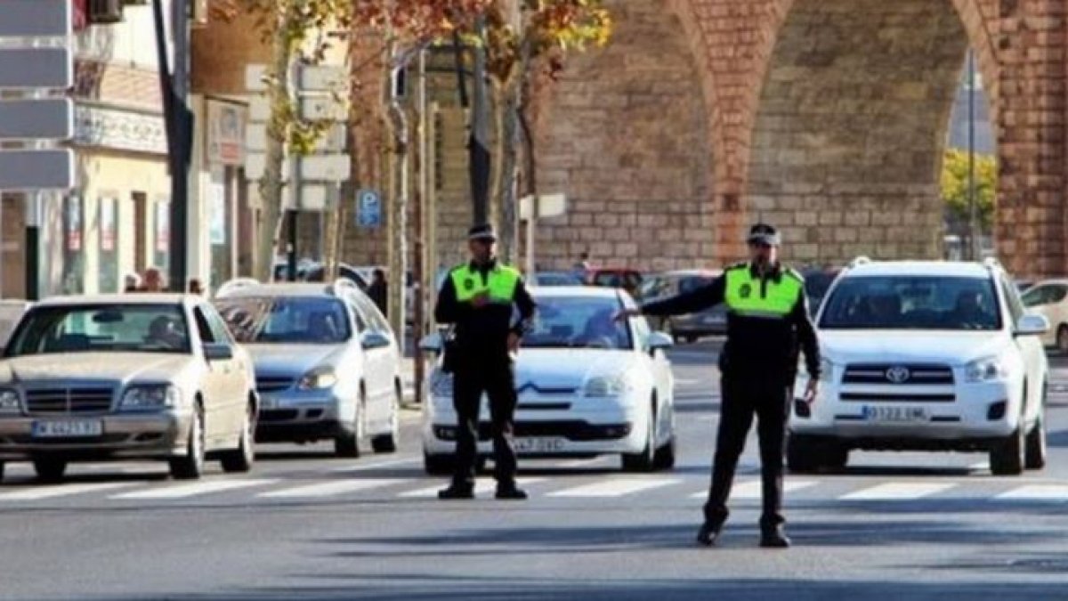 Imagen de archivo de agentes de la Policía Local regulando el tráfico.