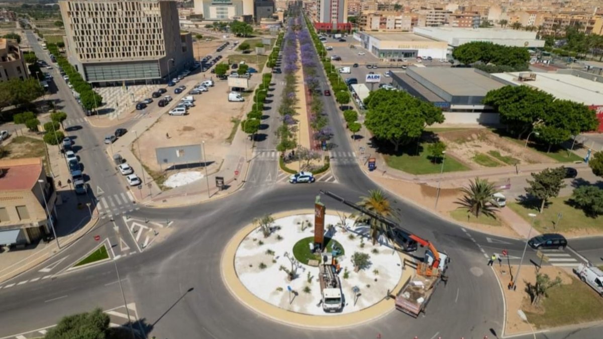 Imagen aérea de una avenida de El Ejido.