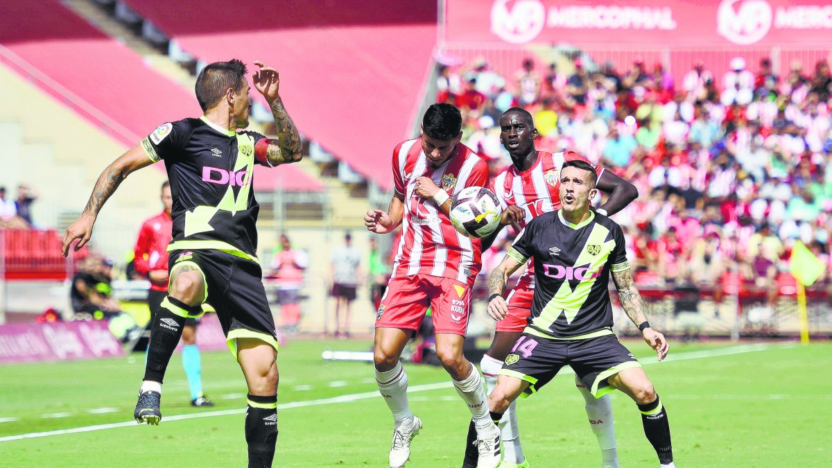 Robertone y Mendes en el partido de la primera vuelta que terminó 3-1.