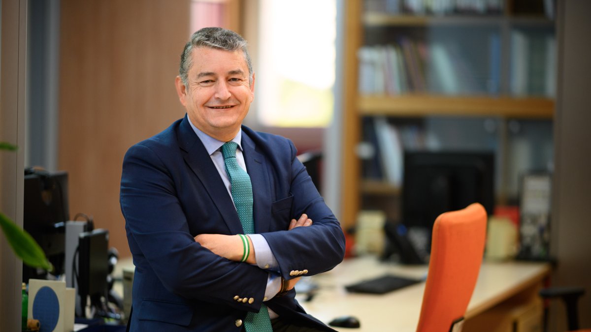 Antonio Sanz, consejero de Presidencia, posa para el fotógrafo en las instalaciones de La Voz de Almería