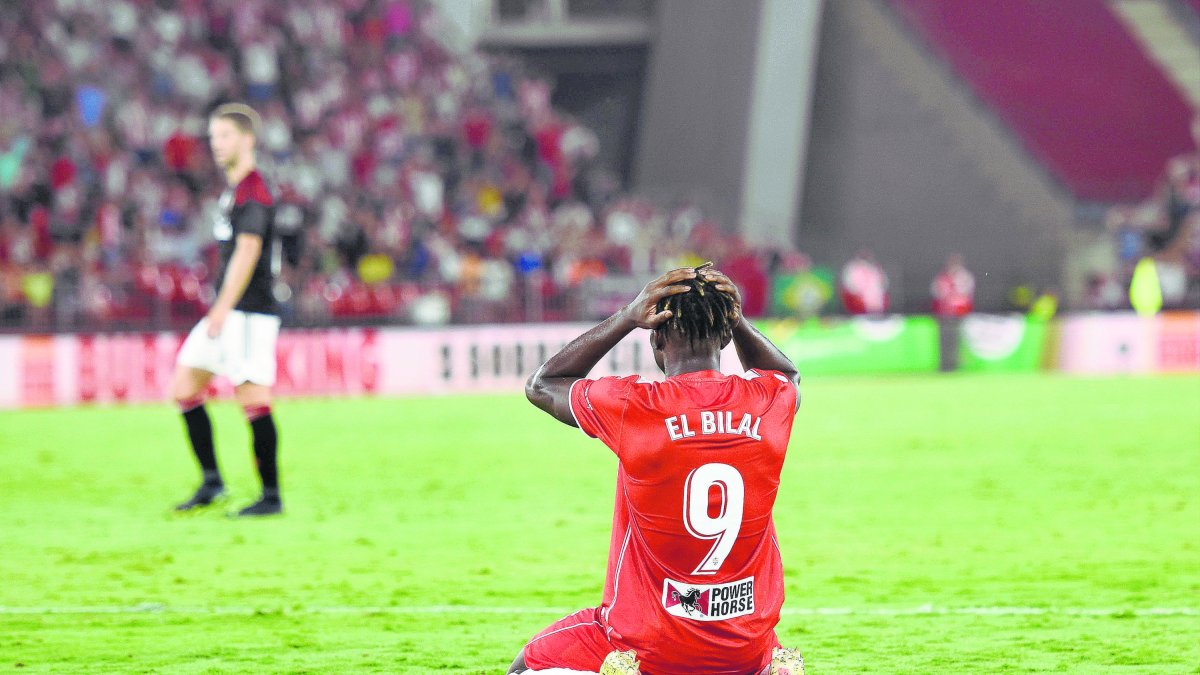 El Bilal Touré en la hierba en el partido en casa ante Osasuna (lunes y 0-1).