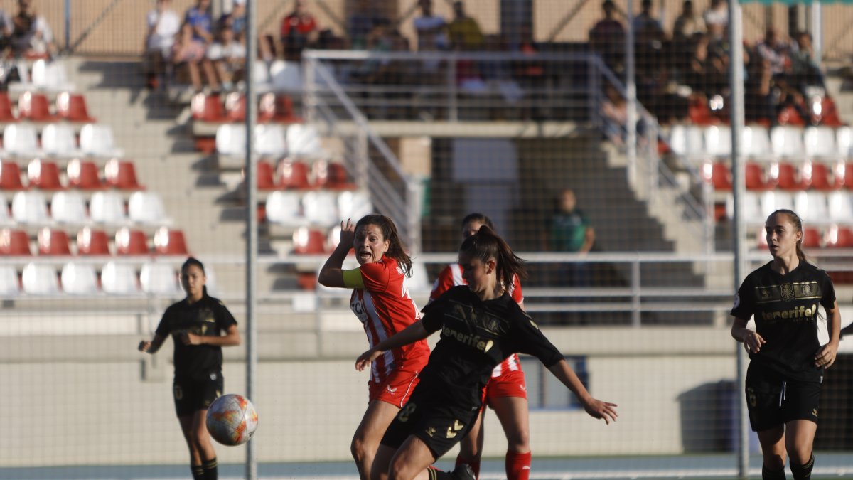 Anita París es el pulmón en el centro del campo del Almería femenino.