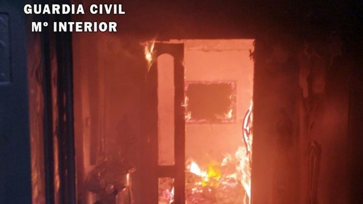 Imagen del incendio de una vivienda en Macael.