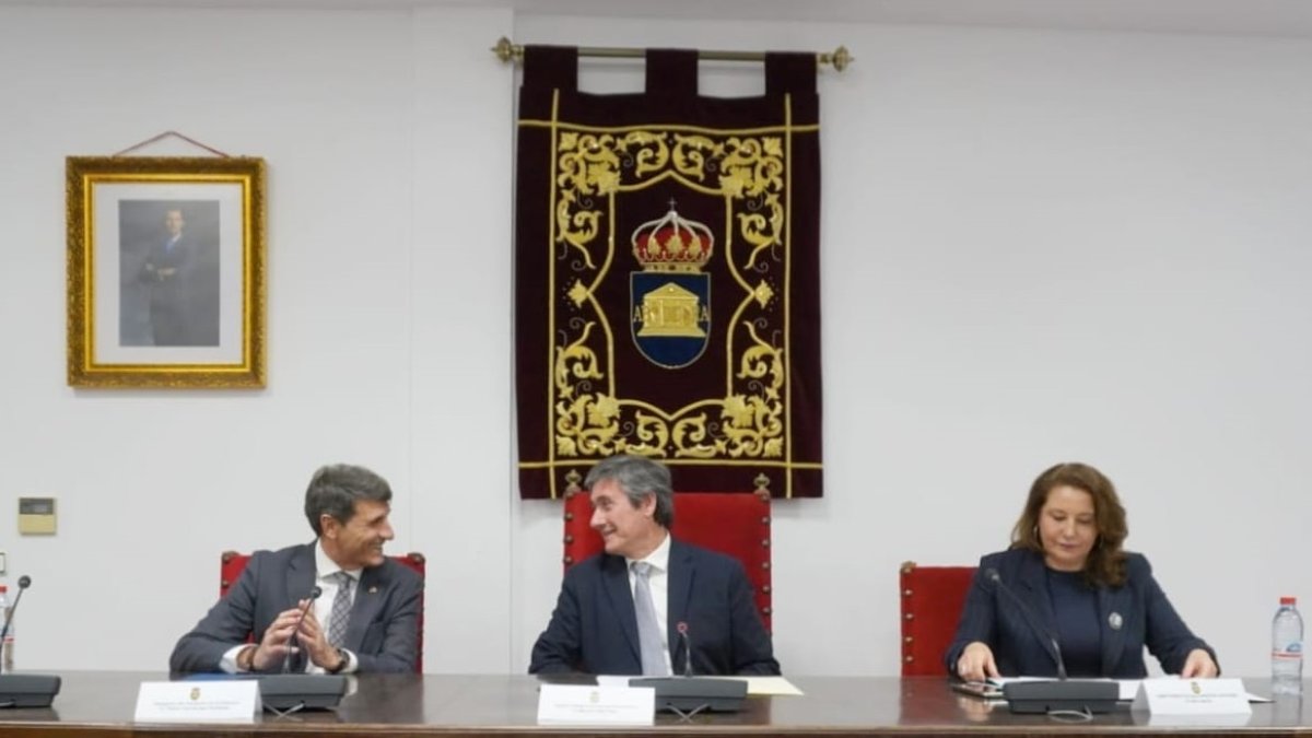 Pedro Fernández, Manuel Cortés y Carmen Crespo este lunes en Adra.