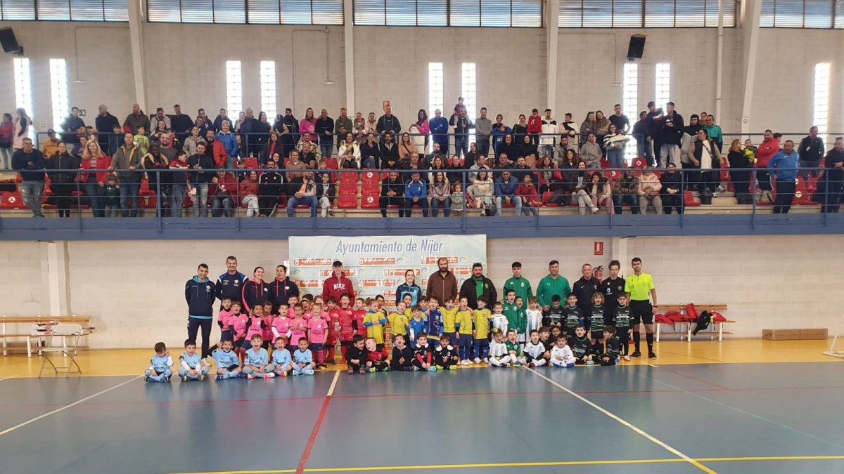 Los equipos participantes posando en la pista.
