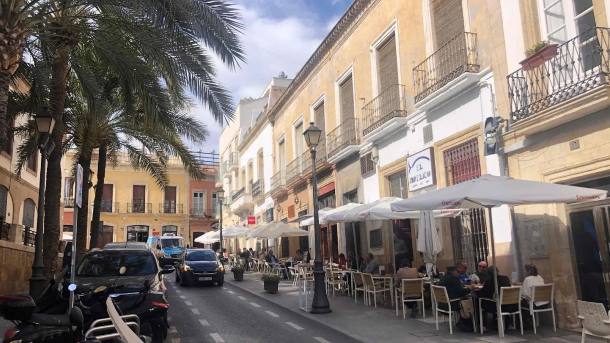 Vista general de la calle Jovellanos llena de establecimientos hosteleros