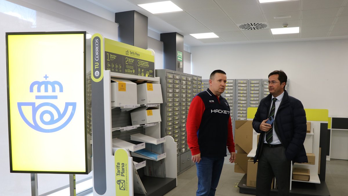 Francisco Góngora, alcalde de El Ejido, con Fernando Pérez, director de la Oficina de Correos de El Ejido.