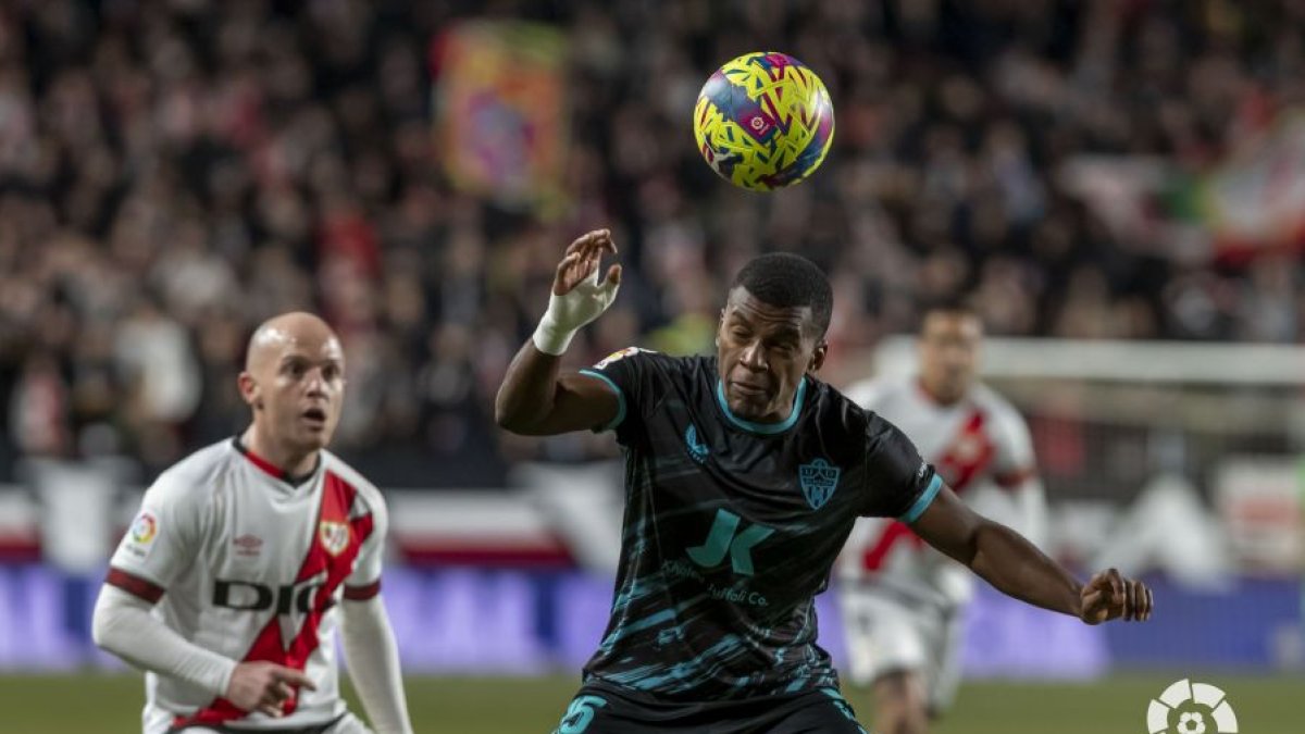 Akieme en una jugada del Rayo-Almería.