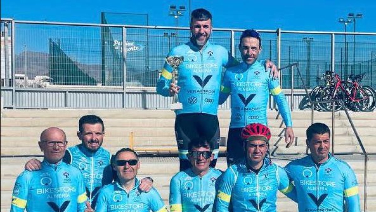 Los componentes del Bikestore Almería.