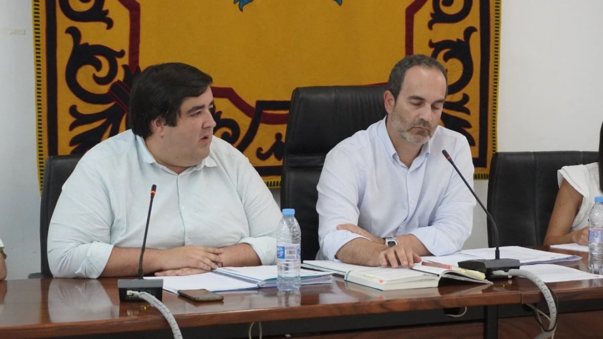 Imagen de archivo de Ramón Soto junto al alcalde de Carboneras.