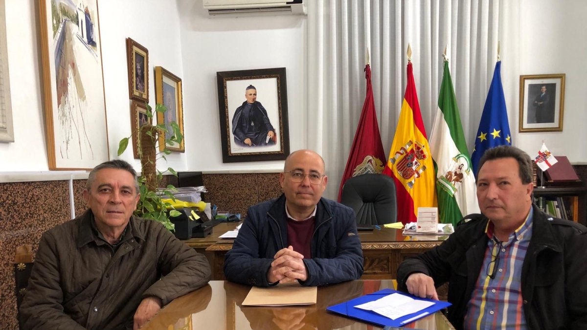 Reunión de los regantes con el alcalde de Huércal-Overa para organizar el evento del 22 de marzo.