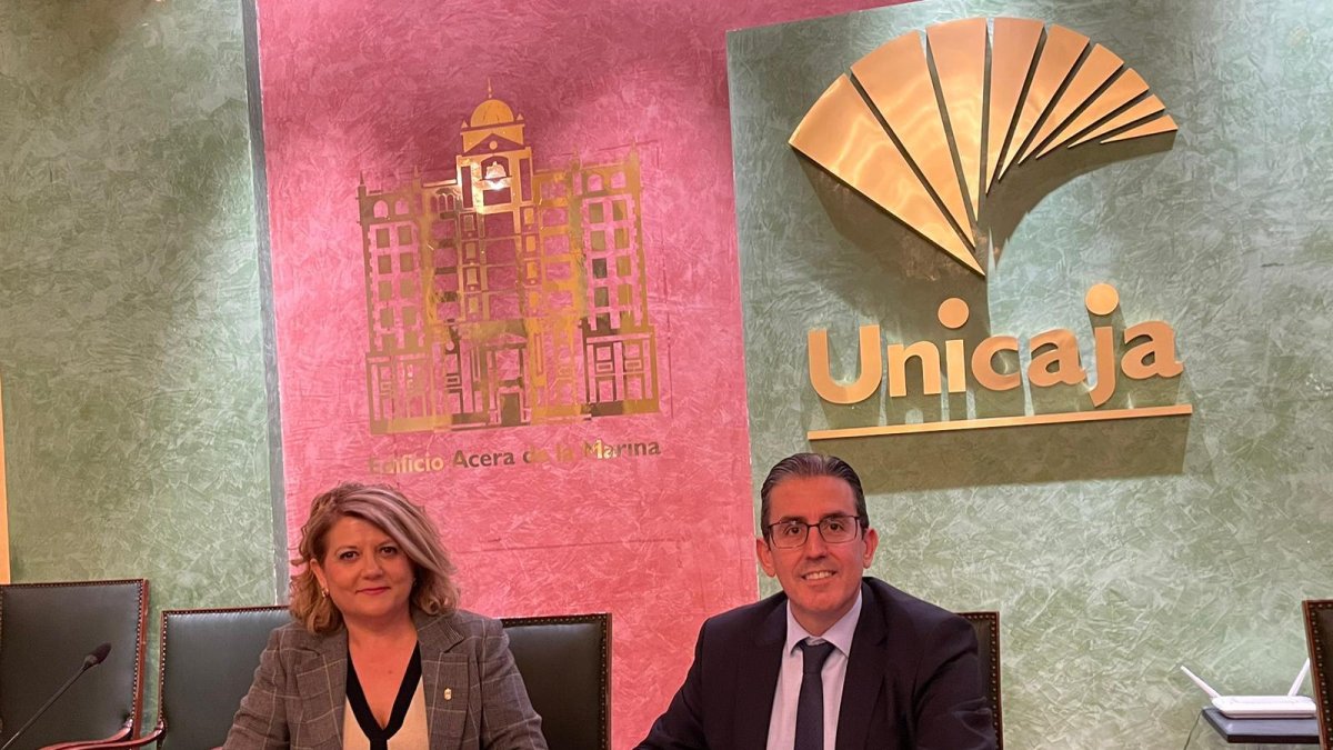 La alcaldesa y el representante de Unicaja, en la firma del documento del compromiso de compraventa