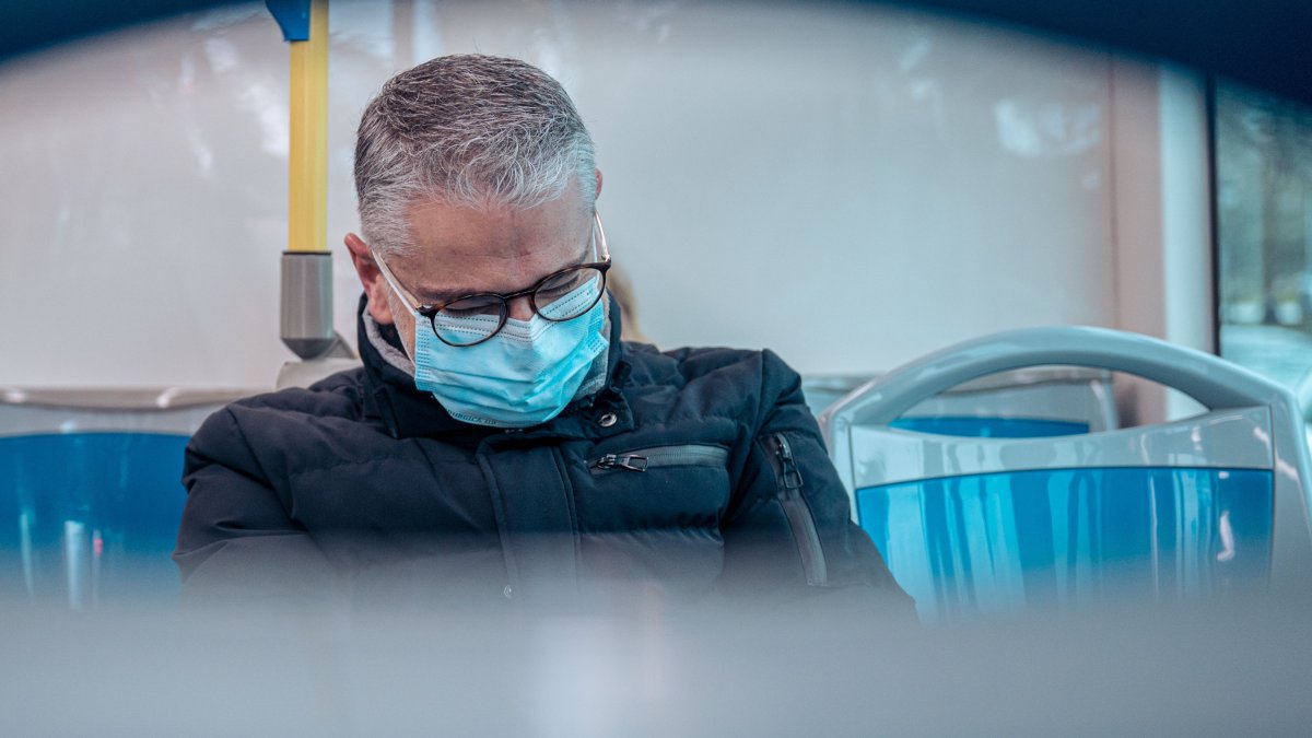 La mascarilla deja de ser obligatoria en el transporte público.