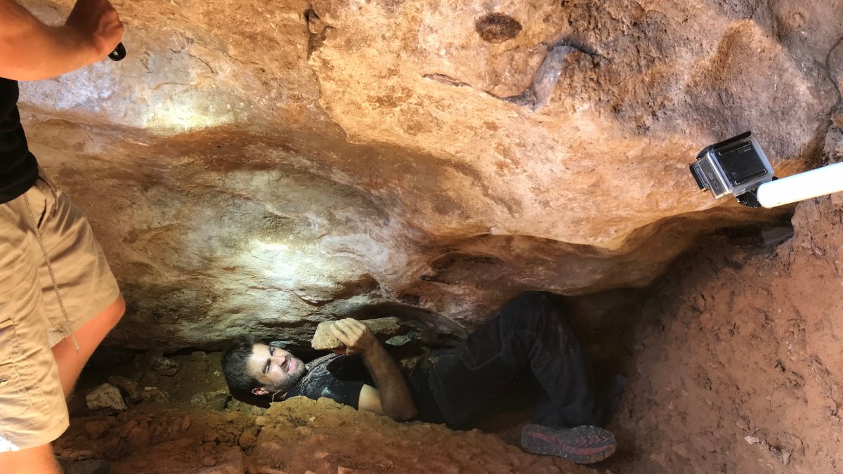 Ignacio Martín Lerma durante las labores en la cueva del Arco. Fotos: UMU.