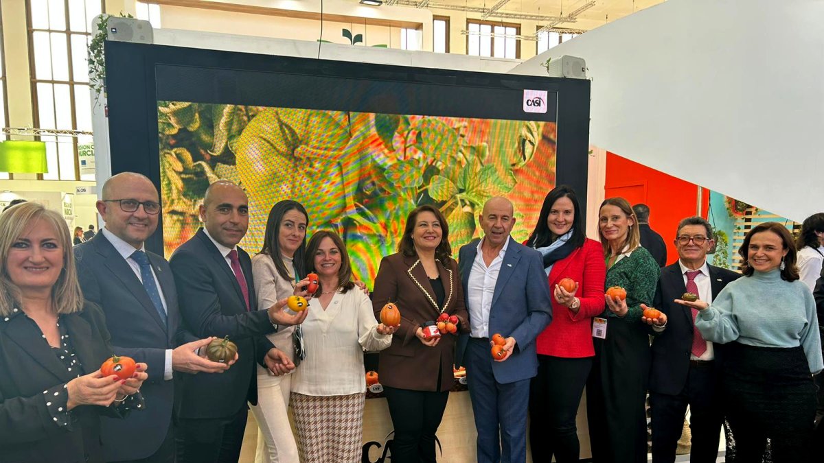 Visita de la consejera Carmen Crespo al stand de CASI en Fruit Logística 2023.