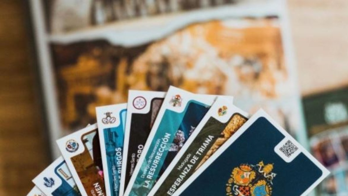 Las Holy Cards, un nuevo furor de cromos llega a Almería.