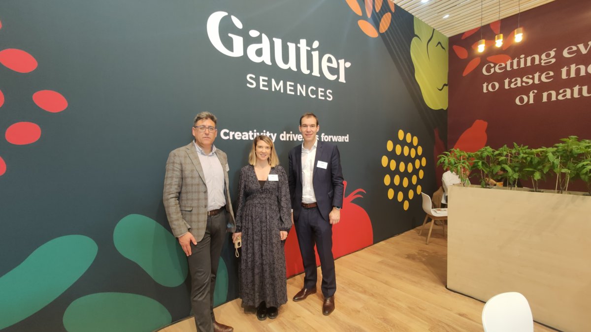 Miembros de la empresa posando junto al nuevo logo de Gautier en Fruit Logística 2023.