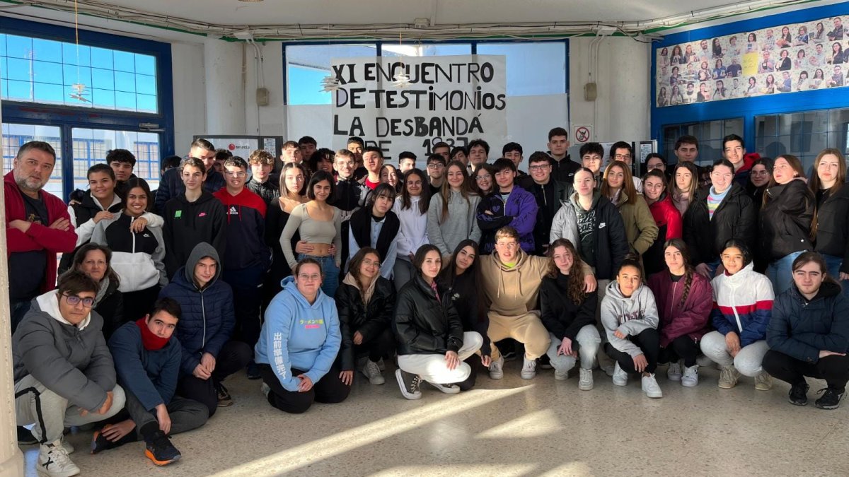 Alumnado del Turaniana de Roquetas preparando el Encuentro de Testimonios.