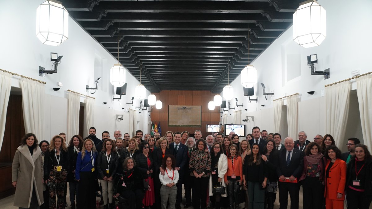 Foto de famiia en el Parlamento andaluz con el presidente Moreno.