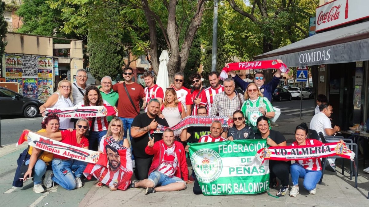 Las aficiones de Real Betis y Almería hermanadas en Sevilla.