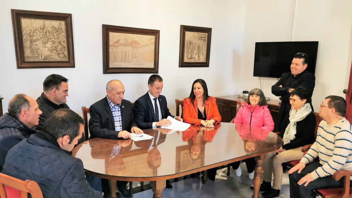 Firma del convenio entre el Ayuntamiento y Asprodalba.