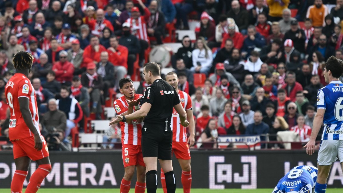 Alberola Rojas recrimina a Robertone una entrada.