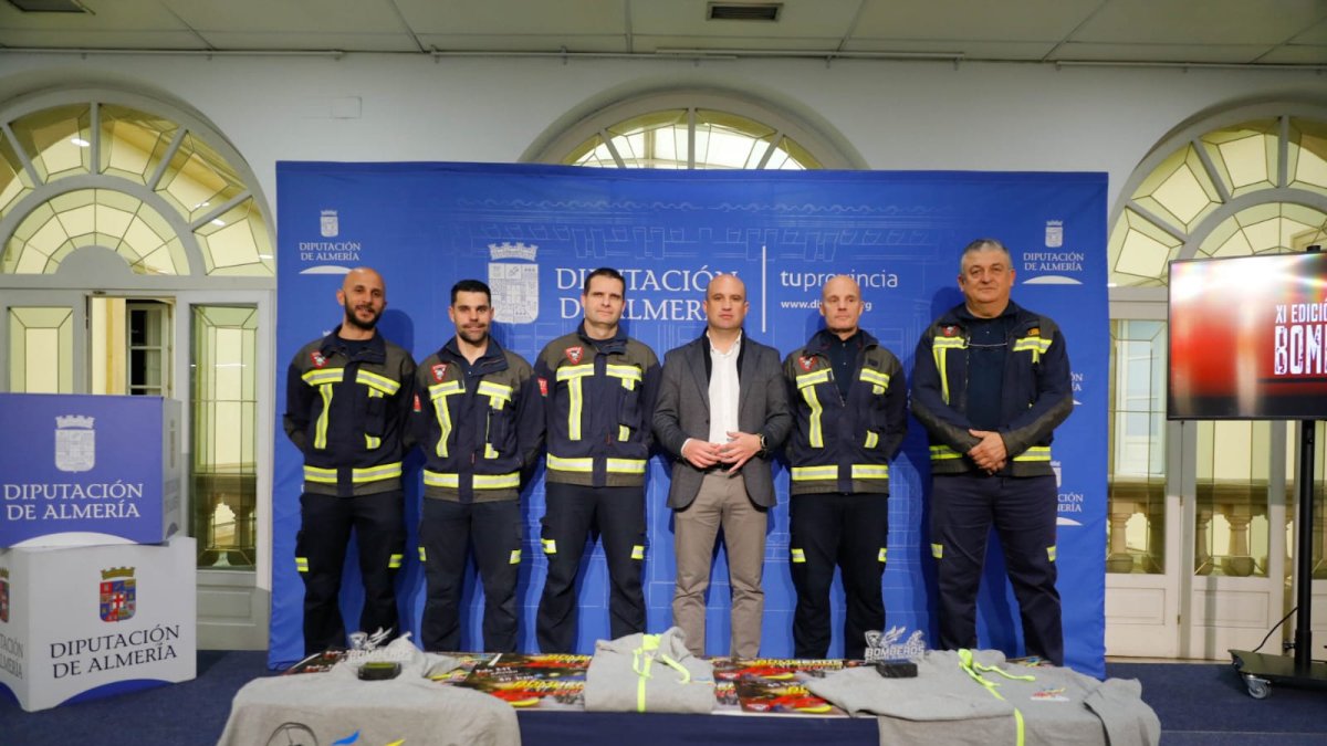 Presentación de la prueba con el diputado provincial y bomberos del Levante Almeriense.