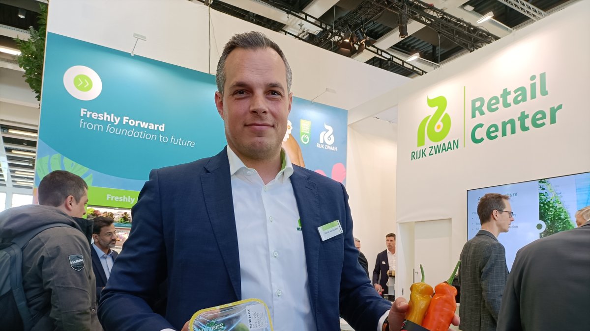 Javier García, \'chain specialist\' de Rijk Zwaan, con los MyCubies y el Sweet Palermo.