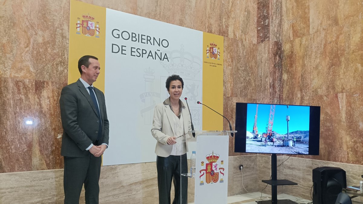 Isabel Pardo de Vera, secretaria de Estado de Infraestructuras junto al subdelegado de Gobierno, José Mª Martín