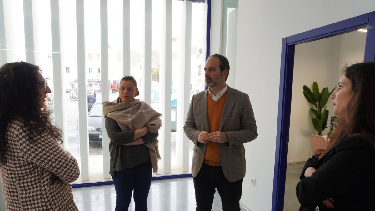 Autoridades municipales en las nuevas instalaciones.