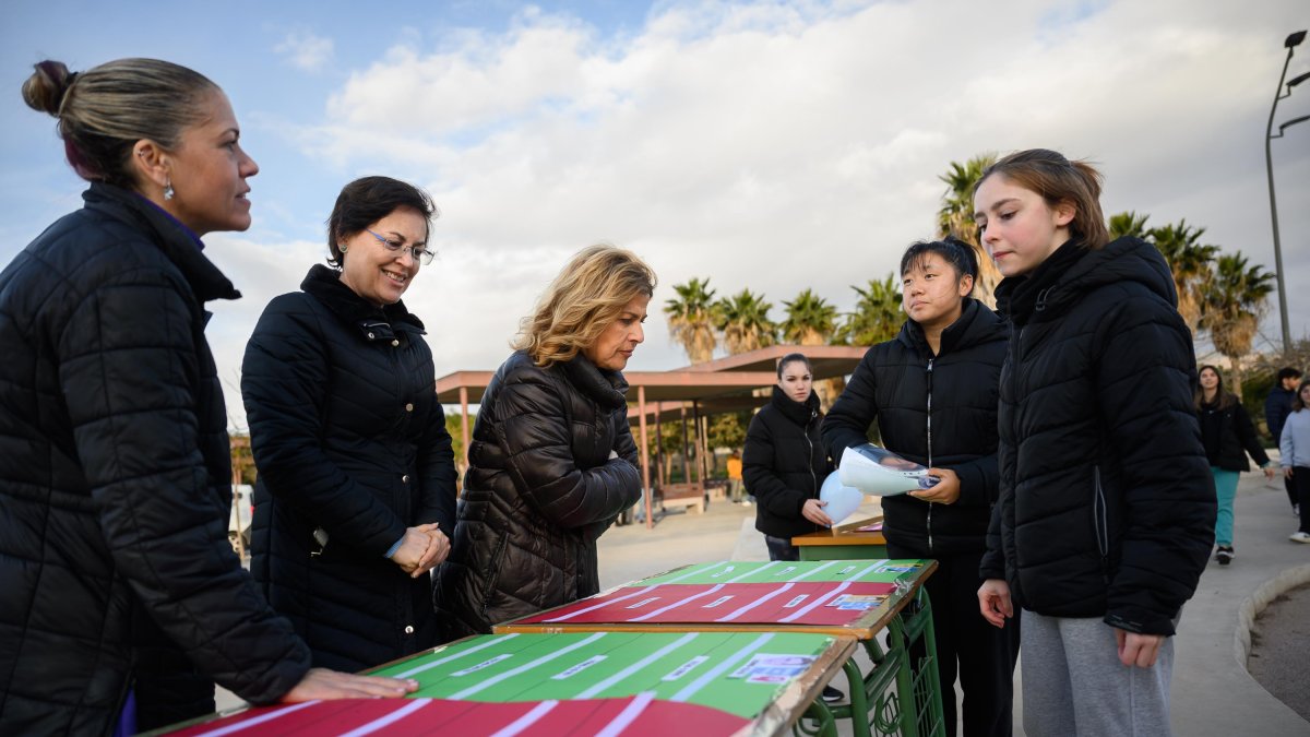 Actividad con motivo del Día de la Niña y la Ciencia en el IES Maestro Padilla.