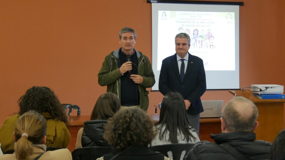 El alcalde junto al delegado provincial de Salud.