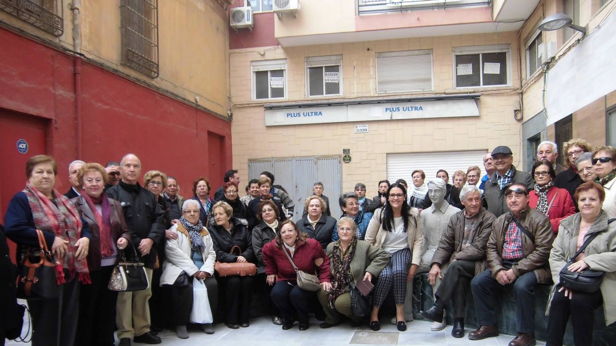 Miembros de la Asociación de Emigrantes Retornados de Almería junto al monumento al emigrante.