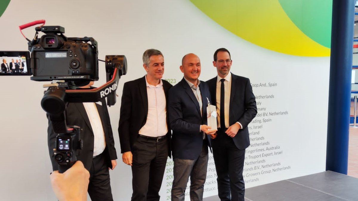 Izquierda, Ángel del Pino, director de I+D+iT de Anecoop, centro, Antonio Pérez Morales, Director Comercial de Anecoop Murcia