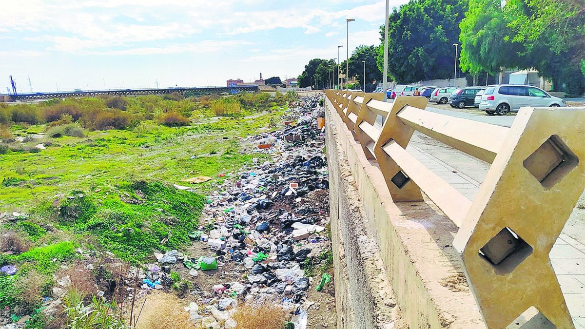 Esta es la imagen que presenta la ribera del río Andarax en su recorrido por la barriada de el Puche.