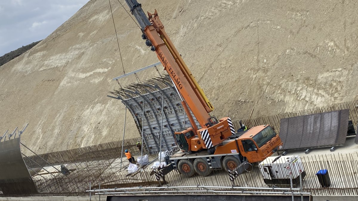 El falso túnel en fuente flores, en el municipio de Cuevas del Almanzora, en plena construcción, La imagen fue captada el pasado jueves durante la