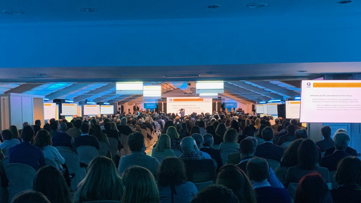 Dr. Joaquín Fernández durante su presentación de la Editorial.