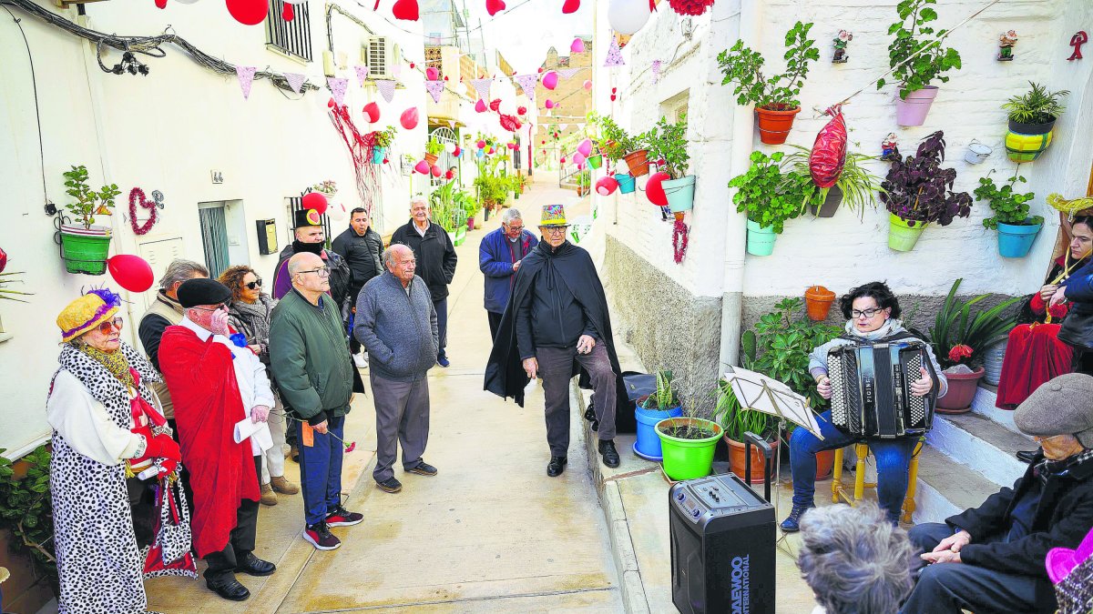 Los vecinos han participado en la actividad  ‘Esperando a San Valentín’.