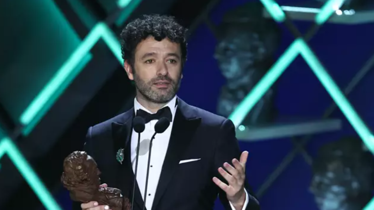 Rodrigo Sorogoyen, recogiendo uno de los Goya de \'As bestas\'.