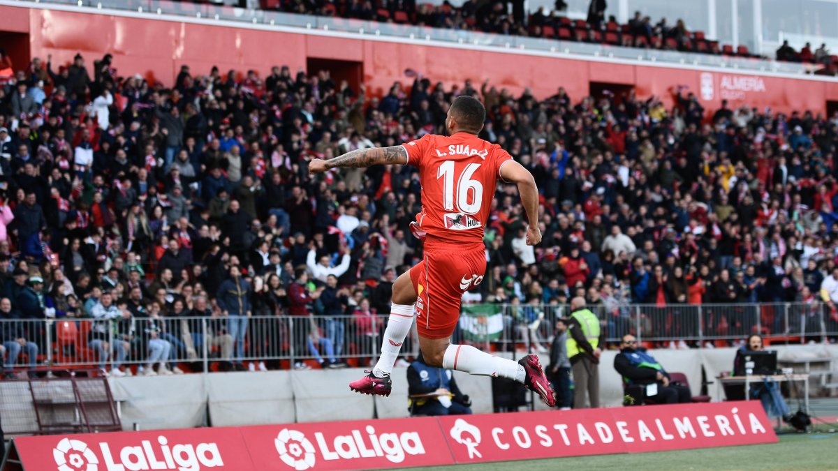 Luis Suárez celebrando su segundo gol con el Almería.