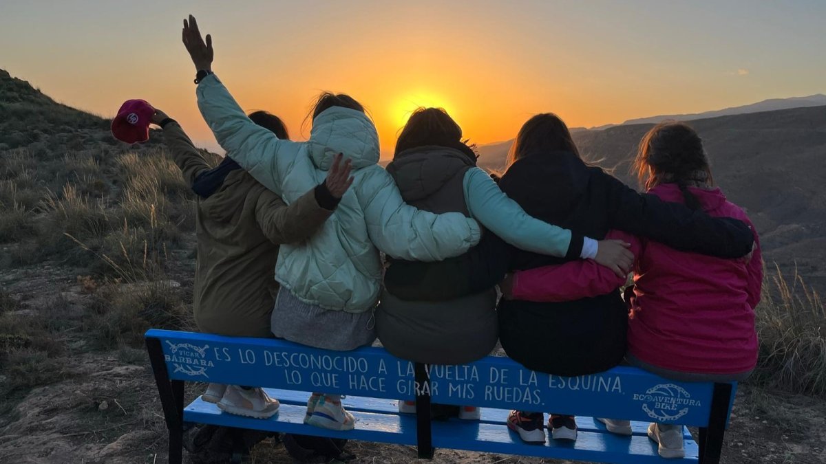Un grupo de amigas en uno de los espectaculares miradores del municipio de Vícar.